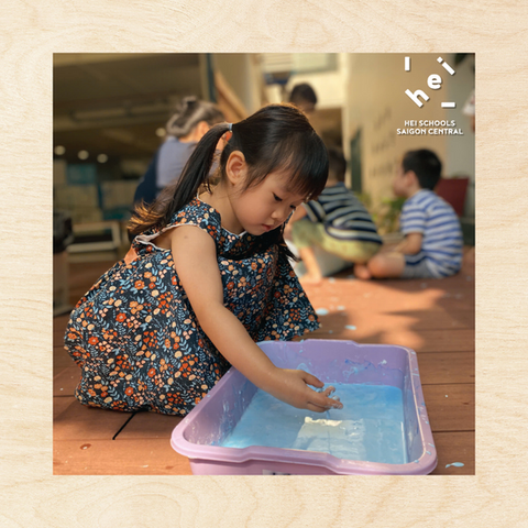 Được thành lập bởi Đại học Helsinki – trường đại học hàng đầu Phần Lan, HEI Schools Saigon Central là trường mầm non theo tiêu chuẩn Phần Lan tại TP. Hồ Chí Minh, thuộc hệ thống 40 trường trên toàn thế giới. Tại mỗi ngôi trường HEI Schools, chúng tôi luôn nỗ lực xây dựng một môi trường giáo dục mầm non cá nhân hóa, dựa trên nghiên cứu khoa học, nơi mỗi đứa trẻ được nuôi dưỡng để lớn lên trong niềm vui, sự tò mò và lòng tự tin.