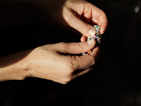 Hands in therapy playing with a spek fidget.