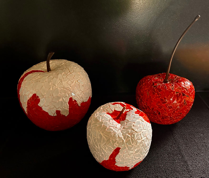 Pommes et cerise rouge