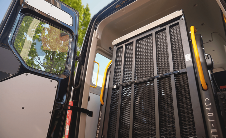 Rollstuhlrampe in Transportfahrzeug mit offenen Türen