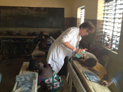 l'infirmi+¿re traite l'oreille bouch+®e.jpg