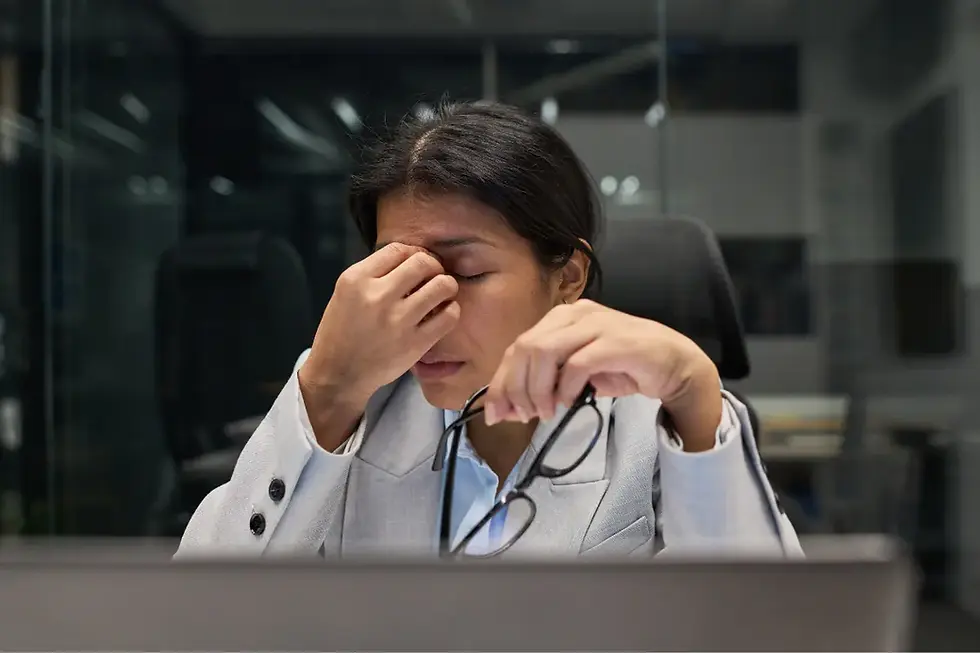 Professionista al lavoro sotto pressione: rischio psicosociale e organizzazione del lavoro