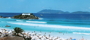 Praia do Forte cabo Frio, barcos e guarda sol