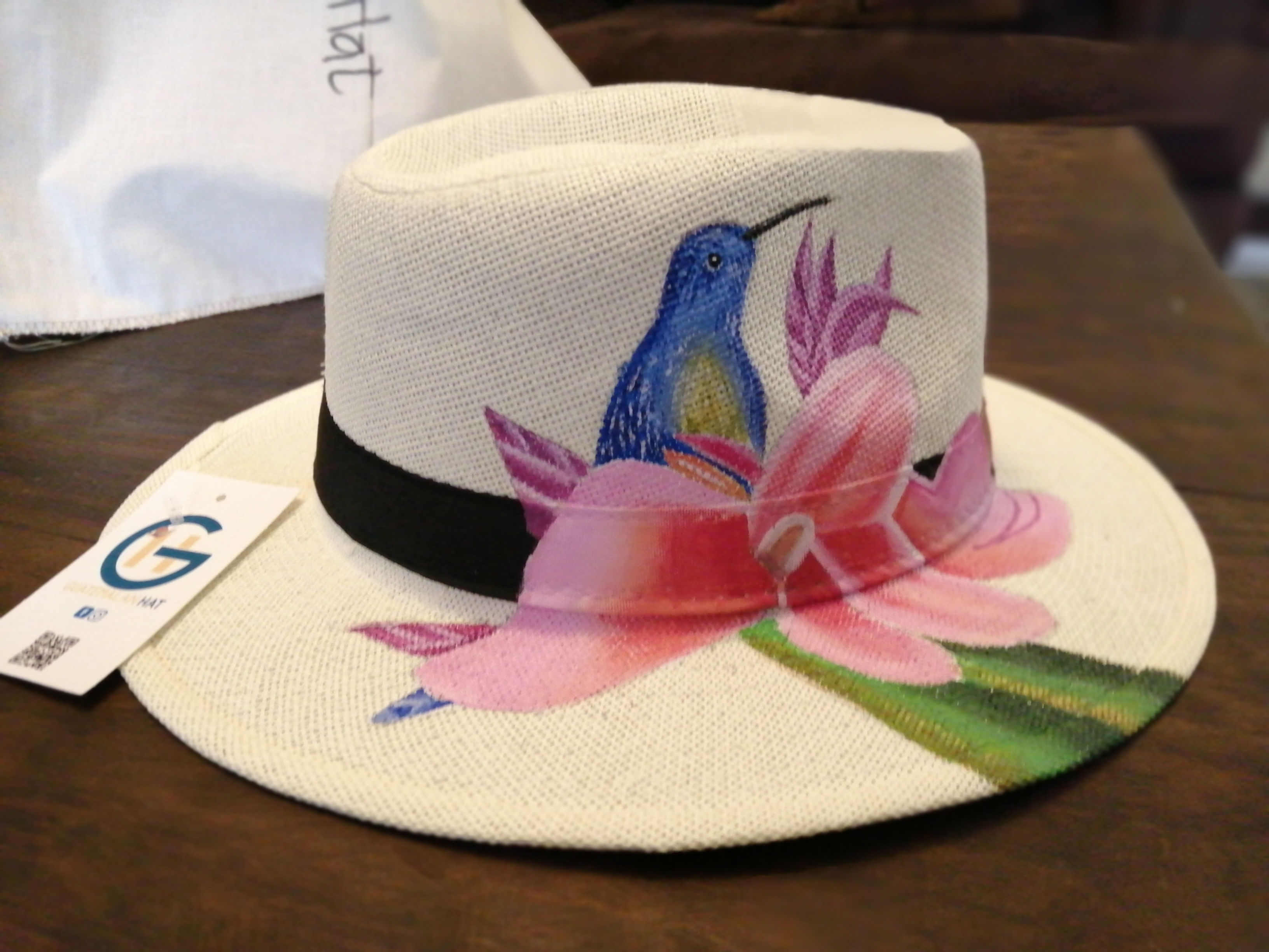 Sombrero con Flor y Colibrí