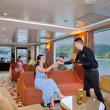 AmaVida_Main-Lounge_Sip-and-Sail-Guests_Service_PhotogCB_10406801040614.jpg
