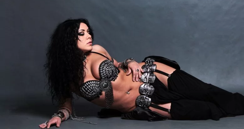 Diana Bastet, celebra metal belly dancer din Ucraina a ales să rămână în mijlocul războiului