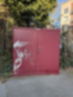Personnage peint sur une armoire urbaine rouge.