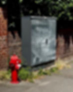 Portrait peint en bandes sur un coffret urbain gris.