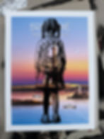 Personnage sur affiche encadrée — réalisation au pochoir par Mos Art.