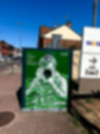 Personnage peint sur un conteneur de collecte dans la rue.
