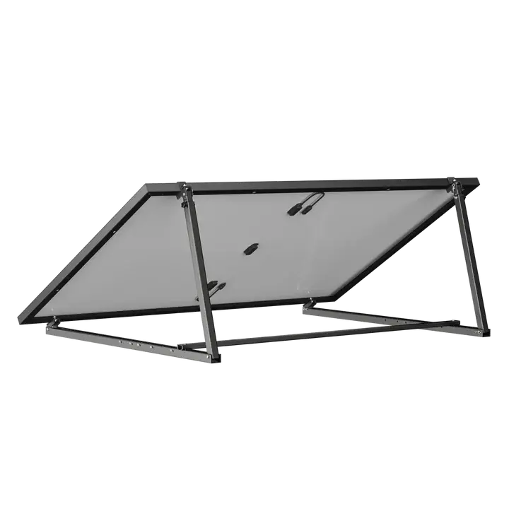 Schräg montiertes Solarmodul auf schwarzer Halterung für stehende, hängende oder verstellbare Montagearten, Rückseite.