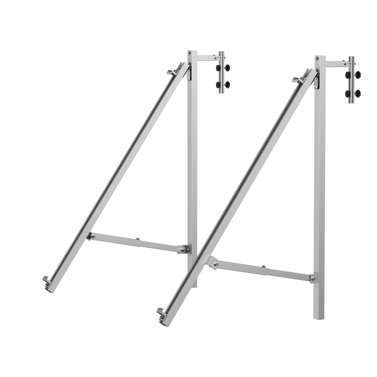 Silberne Halterung für Solarmodule zur Montage an Betonbalkonen, in seitlicher Schrägansicht vor weißem Hintergrund dargestel