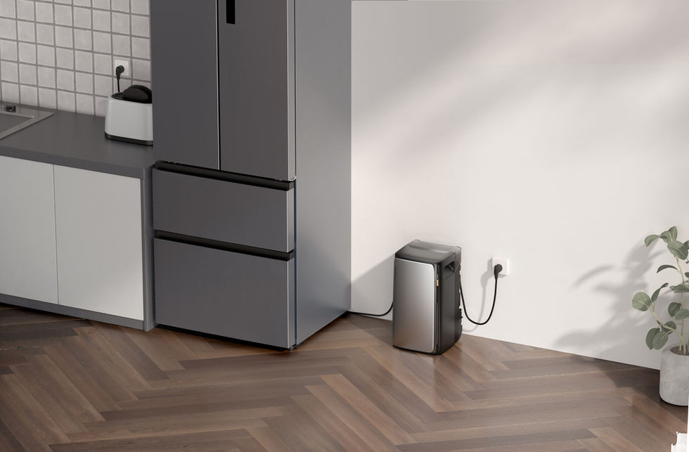 EcoFlow STREAM Batterie steht auf einem Holzfußboden neben einem Küchenschrank und ist in eine Steckdose eingesteckt.