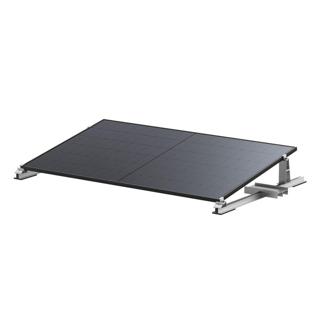 Schwarzes Solarmodul mit silberner Flachdach-Halterung, leicht angewinkelt vor weißem Hintergrund.