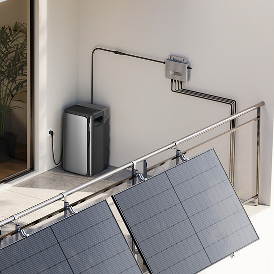 Solarmodule auf Balkon mit Speicher und Mikrowechselrichter – kompakte Energielösung.