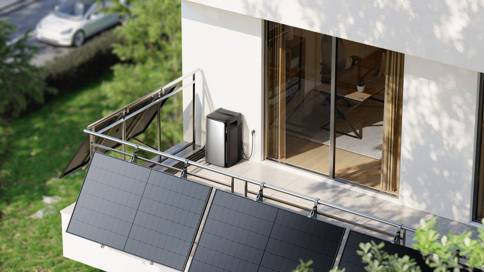 wei Solarmodule an einem Balkon montiert, daneben eine EcoFlow STREAM Ultra Batterie vor einer geöffneten Glas-Schiebetür.