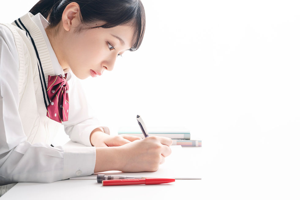 勉強する女子学生