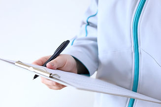 バインダーを用紙を確認する作業員