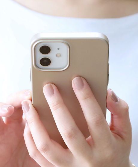 女性がスマホを操作している