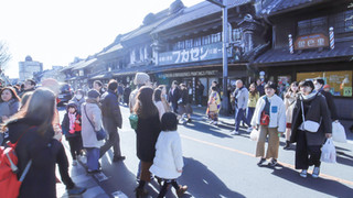 野越え、山越え、川越て