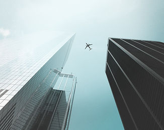Um avião voando visto de baixo