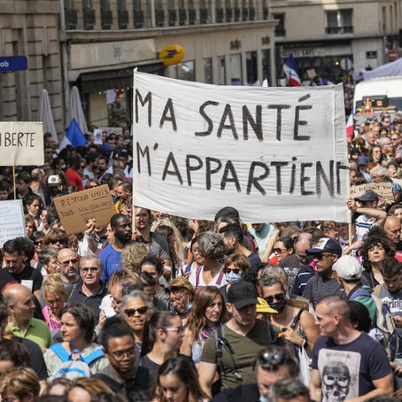 Reino Unido levanta restricciones mientras estallan protestas en Francia contra medidas sanitarias