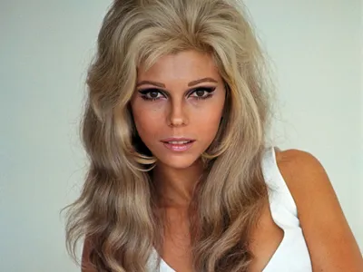 Botas y Melancolía: La Inmortal Melodía de Nancy Sinatra