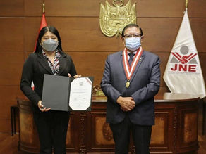 Nieves Limachi recibe credencial de congresista en reemplazo de Fernando Herrera