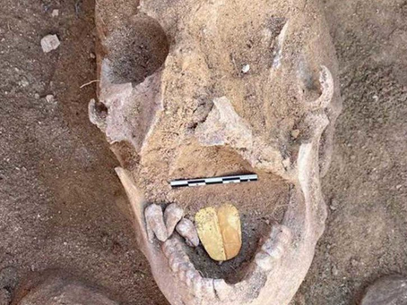 Descubren restos humanos con lenguas de oro del Antiguo Egipto