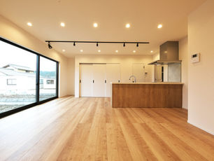 庭の眺めが心地いい、開放感あふれる大窓の家。