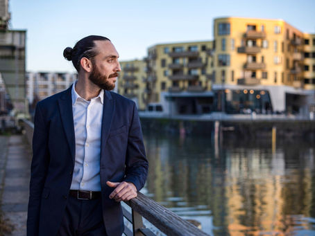 Businessfotografie eines jungen Mannes am Zollhafen Mainz