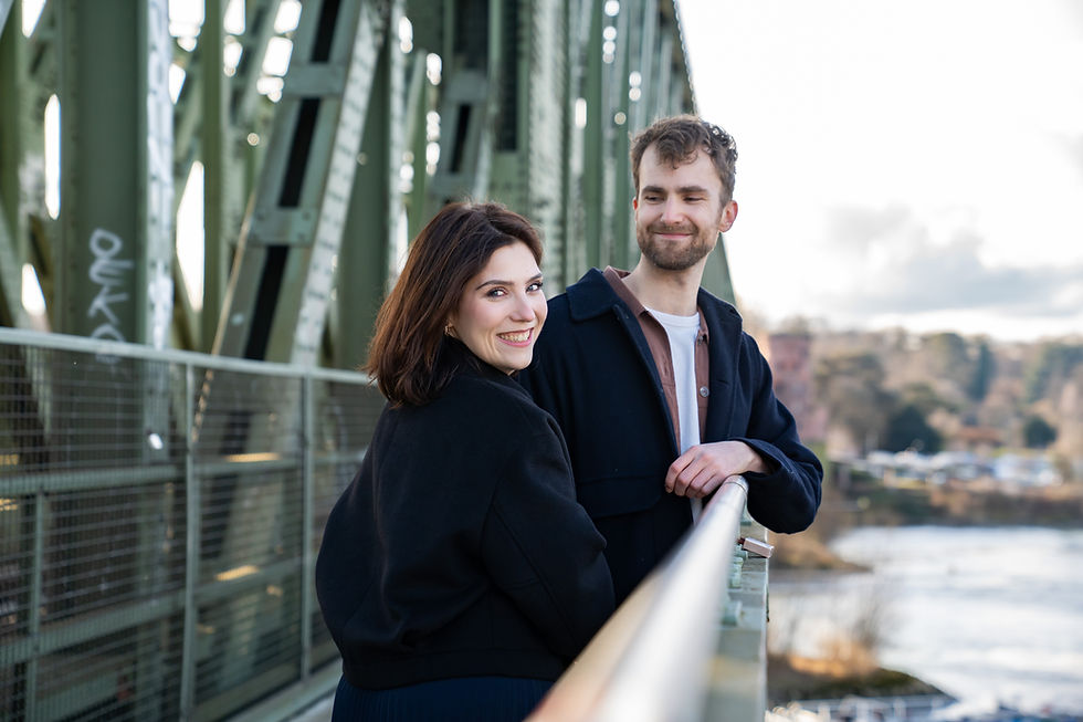 Paar auf einer Eisnbahnbrücke in Mainz