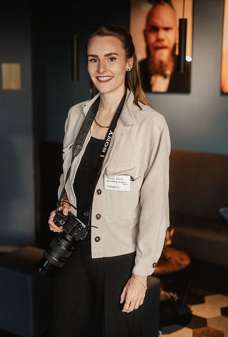 Behind the scenes Businessfotografie – Fotografin mit Kamera