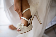 Getting Ready Hochzeitsfoto, Brautschuh