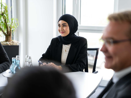 Junge Frau in Meeting