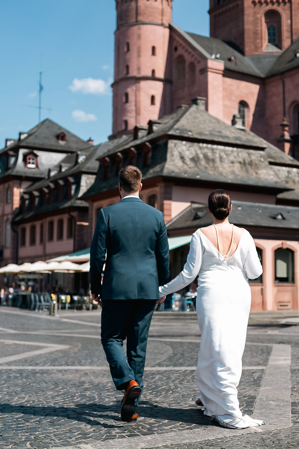 Brautpaar auf dem Domplatz von hinten mit Dom im Hintergrund