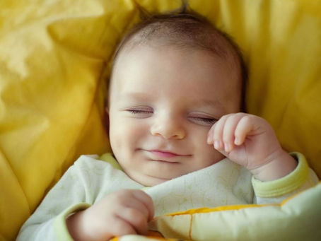 Pourquoi les bébés sourient-ils pendant leur sommeil?