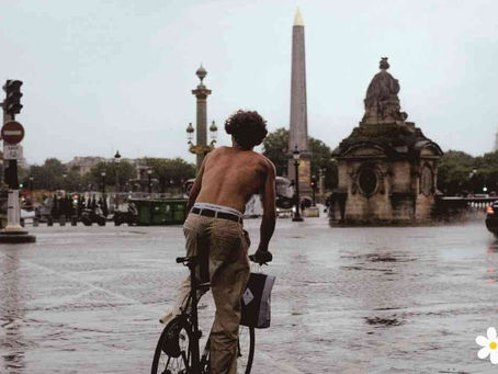 Se promener torse nu en ville : Ce que dit la loi