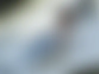 Vrouw die stekkerzonnepaneel aansluit