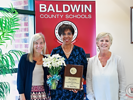 Dr. Noris Price Receives the 2021 Deana Burgess Award from Georgia College