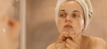 sieviete-skatas-spoguli-uz-savu-adu