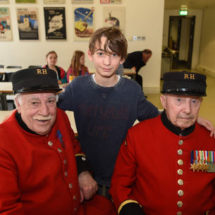 Taxi Charity escorts French students to Imperial War Museum to meet with WWII veterans
