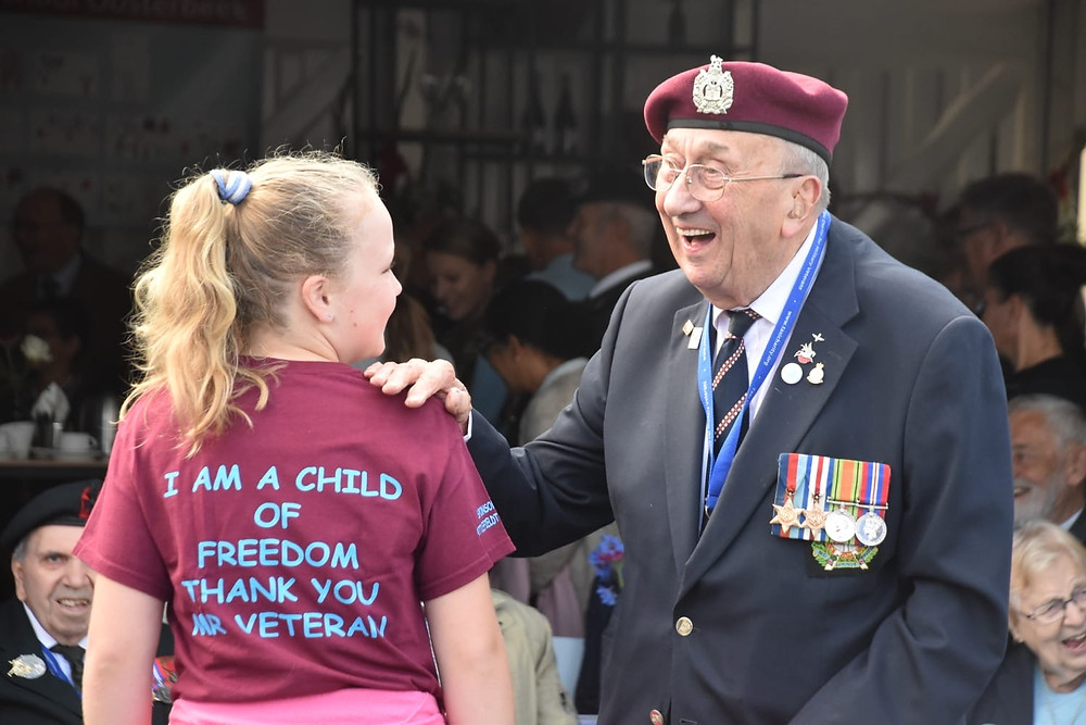 Arnhem veteran Geoff Roberts meets a child of freedom