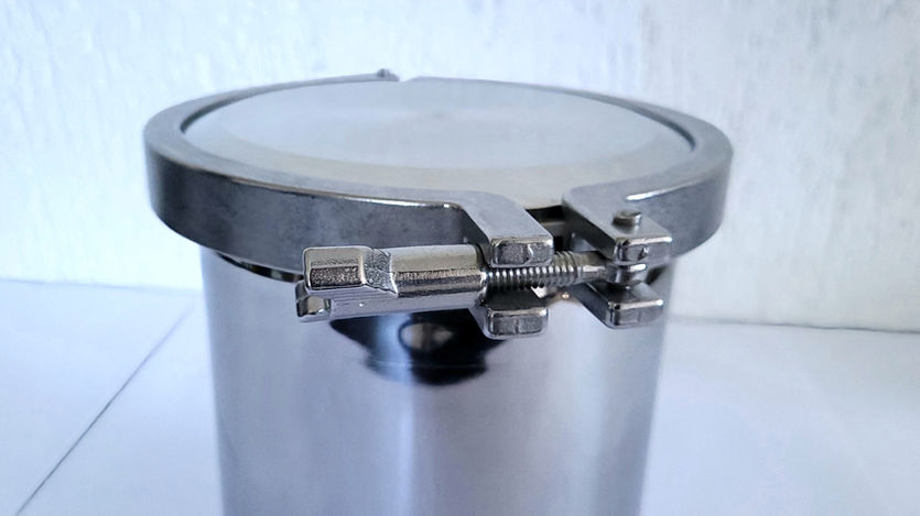Recipiente de aço inox com tampa e trava de segurança