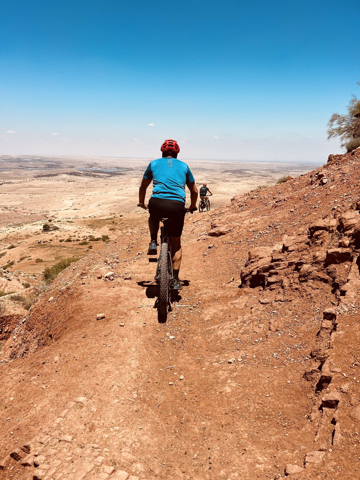 Cyclistes en VTT sur sentier montagneux, vue panoramique, ALLMOOV MARRAKECH.