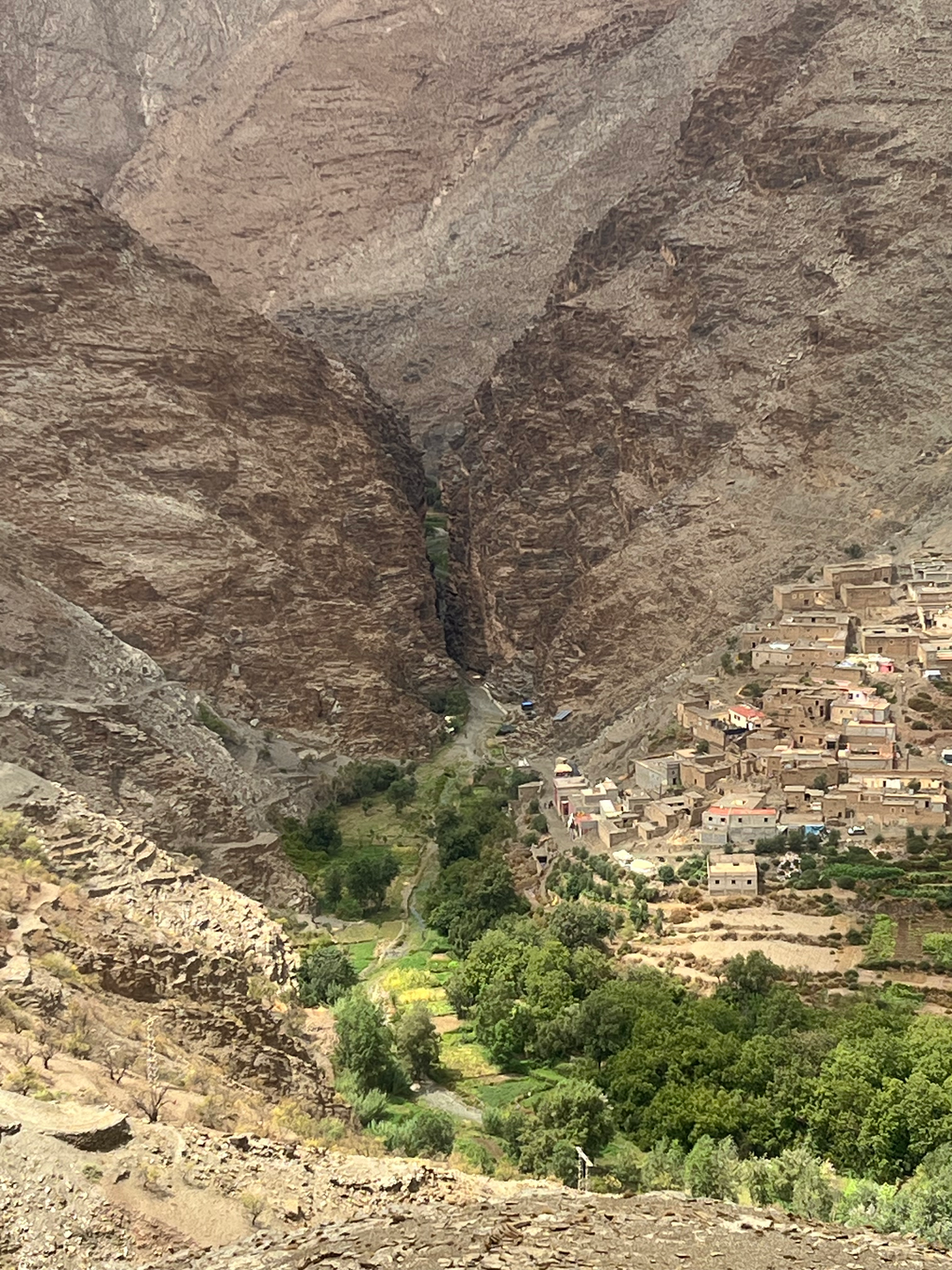 Paysage montagneux avec rivière et village, ALLMOOV MARRAKECH au Maroc.