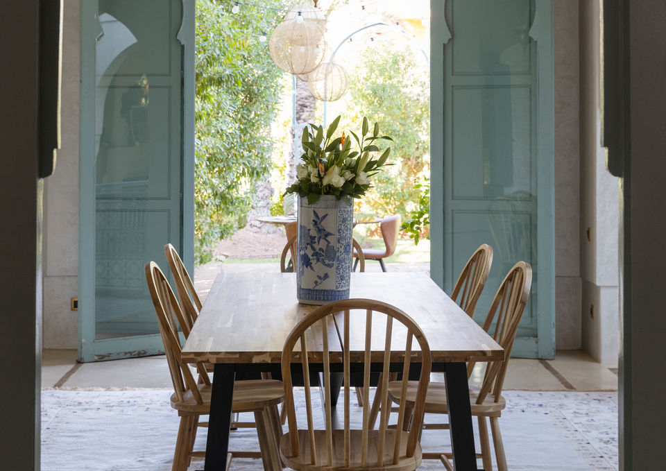 salle à manger ouverte sur la piscine riad johara amlekis