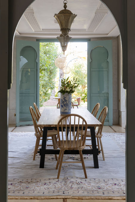 salle à manger ouverte sur la piscine riad johara amlekis