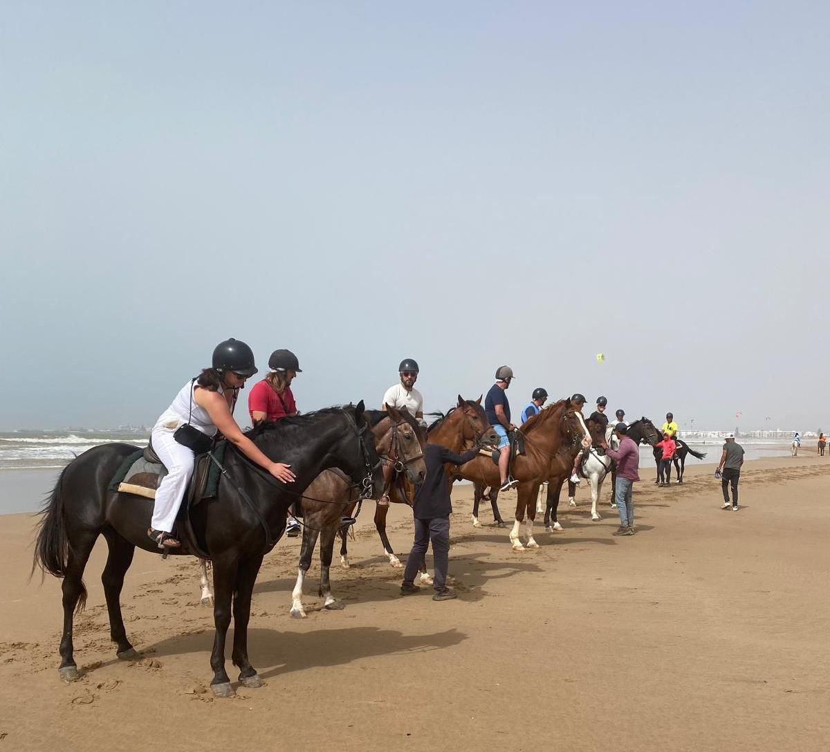 Cavaliers à cheval sur la plage, ALLMOOV MARRAKECH, en bord de mer et soleil.