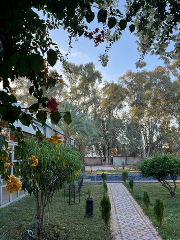 Cour extérieur avec jardin privé et piscine attaché à la salle de réception. Un espace verdoyant et fleuris.